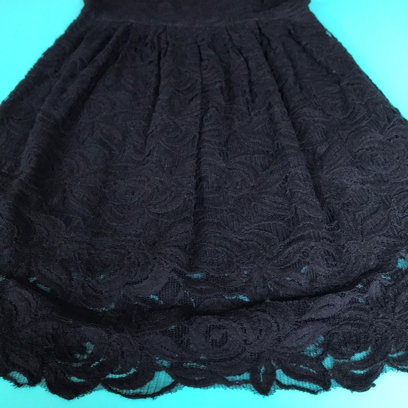 Little black lace dress - so feminine and pretty! - Picture 5 of 12